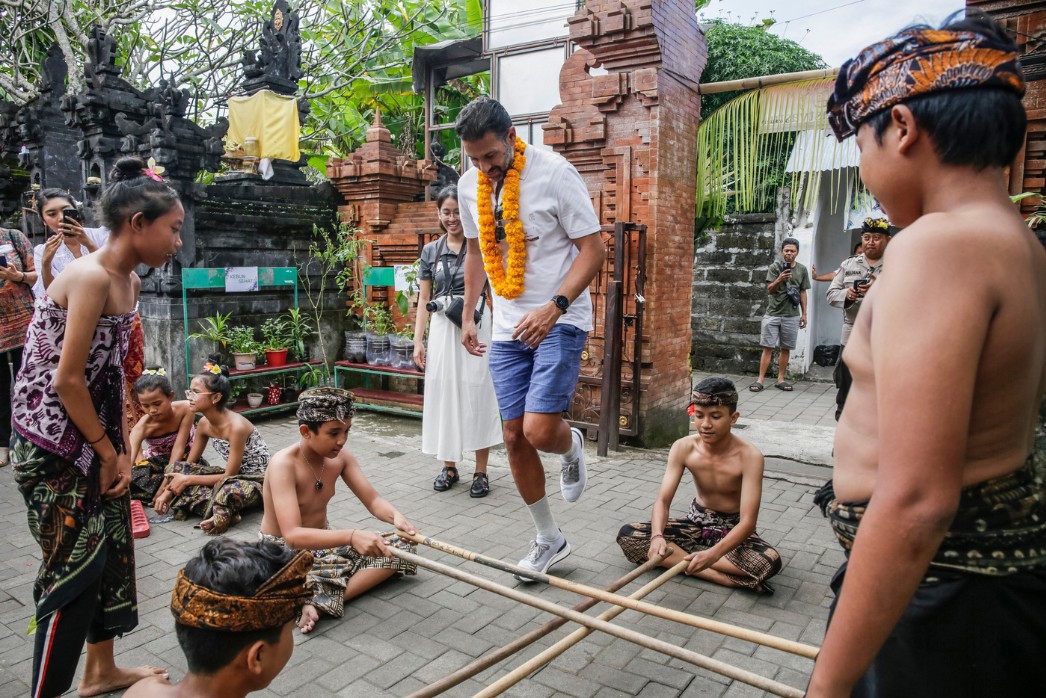 Yusuf Alireza entering an Indonesian school, playing gatrik with the students in traditional attire.