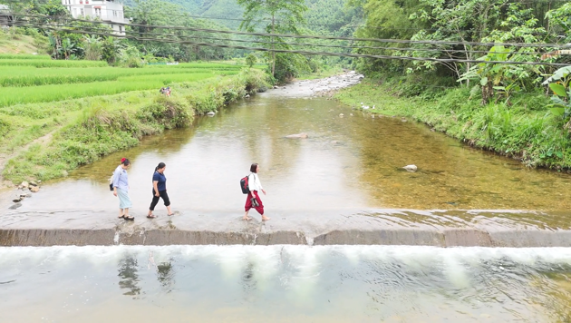 Walking alongside the schoolgirls 